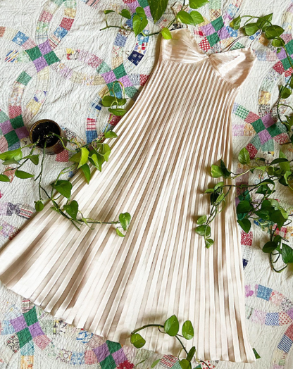 Robe de bal longue plissée à bretelles spaghetti champagne J8604