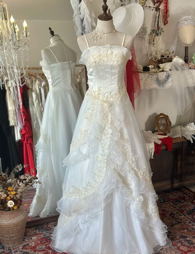 Vintage A Line Ruffle Wedding Dress Elegant Bridal Gown With Applique J8691