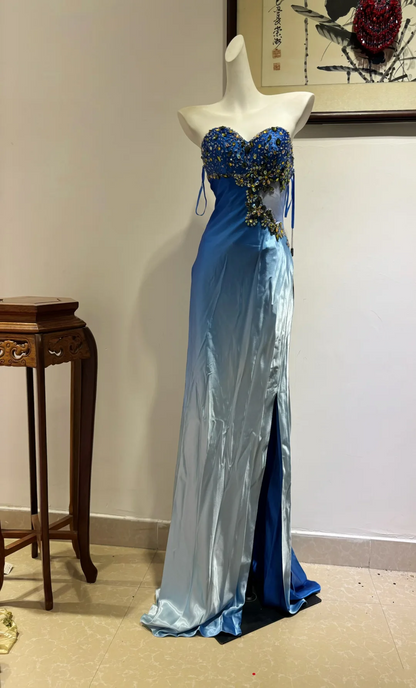 Robe de soirée longue bleue fourreau à décolleté en cœur avec fente et perles J8722