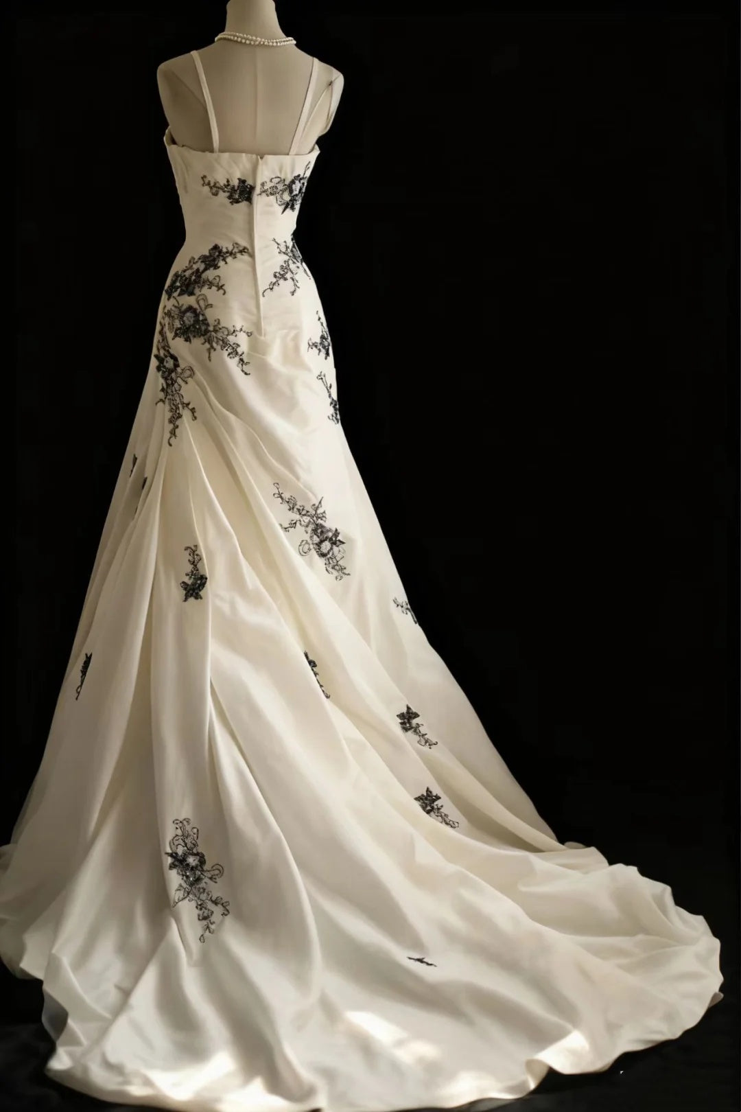 Spaghettiträger Weißes Brautkleid Mit Schwarzer Applikation Elegantes Brautkleid J8727