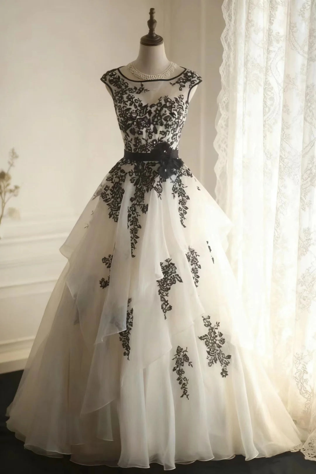 Robe de mariée blanche coupe trapèze avec appliques noires J8730