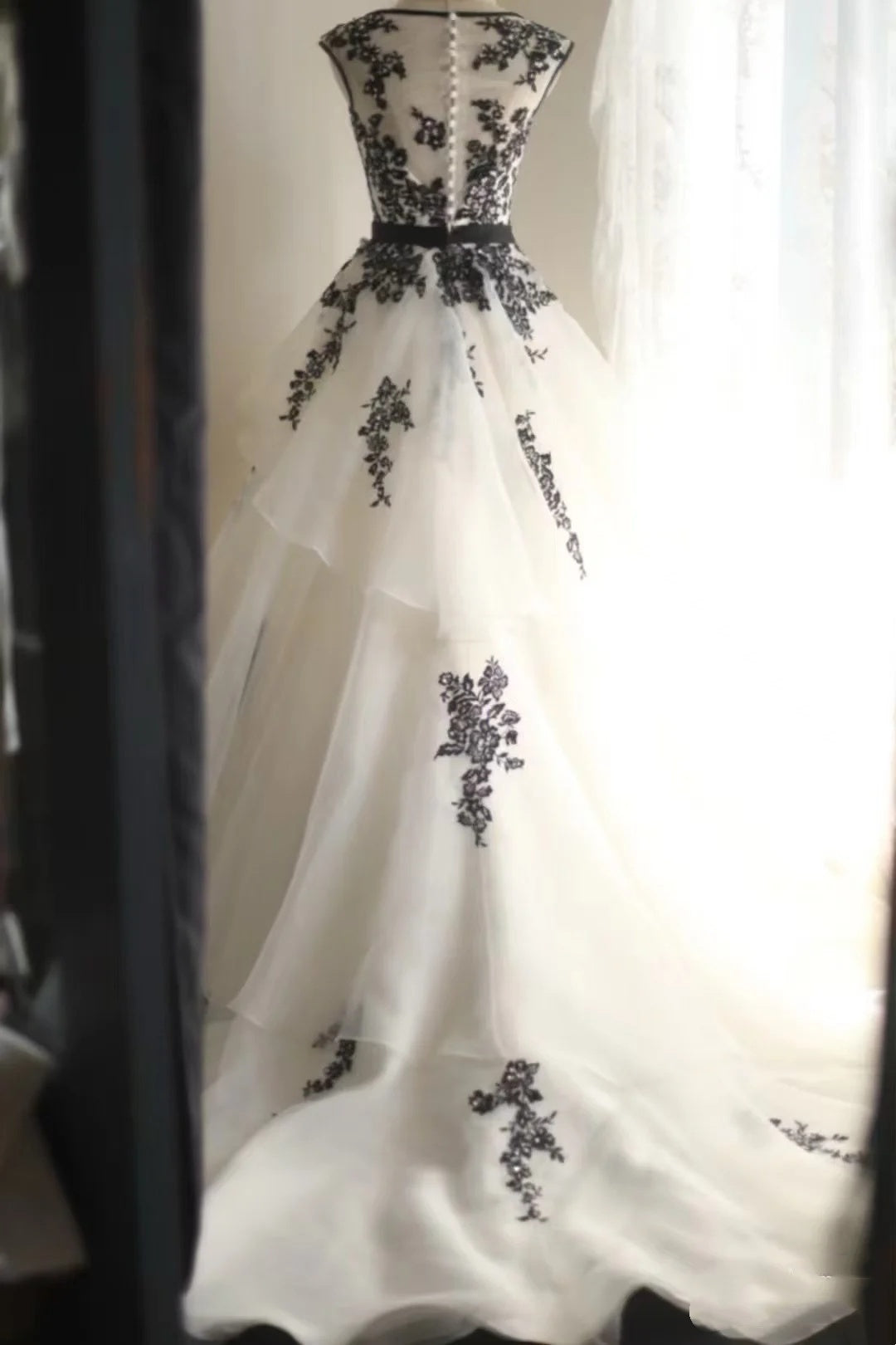 Robe de mariée blanche coupe trapèze avec appliques noires J8730